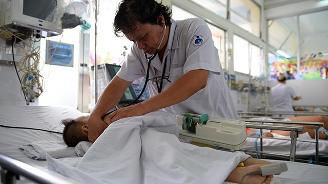 Chăm sóc bệnh nhi mắc bệnh viêm não do virut tại Bệnh viện Nhi đồng 1 (TP.HCM). Ảnh: T.D