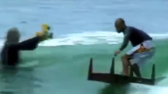 Lướt sóng điệu nghệ với chiếc bàn gỗ