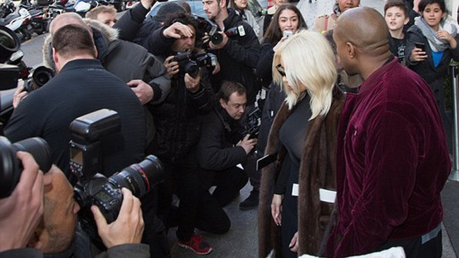 Cánh săn ảnh lẫn người hâm mộ chờ họ trước khách sạn