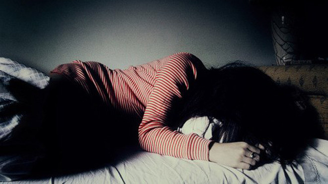 Cửa khép hờ, cô gái trẻ đang ngủ bị bịt miệng hiếp dâm