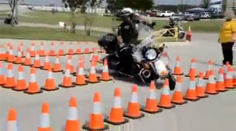 Cảnh sát lái môtô như múa vượt chướng ngại vật
