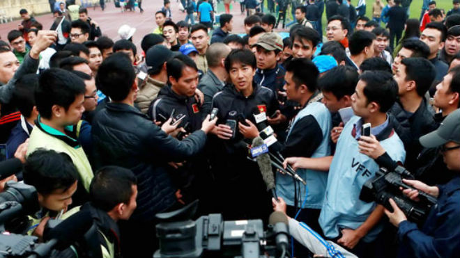 Rất đông báo đài phỏng vấn HLV Miura sau trận thắng đầu tay. Ảnh: Quang Thắng