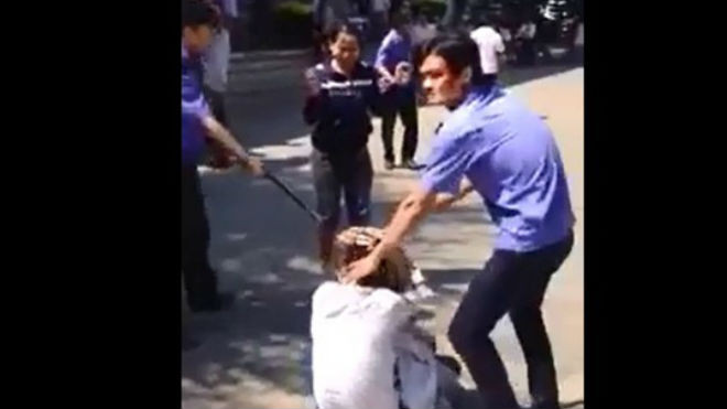 Xuất hiện clip bảo vệ bệnh viện Quảng Ngãi đánh người
