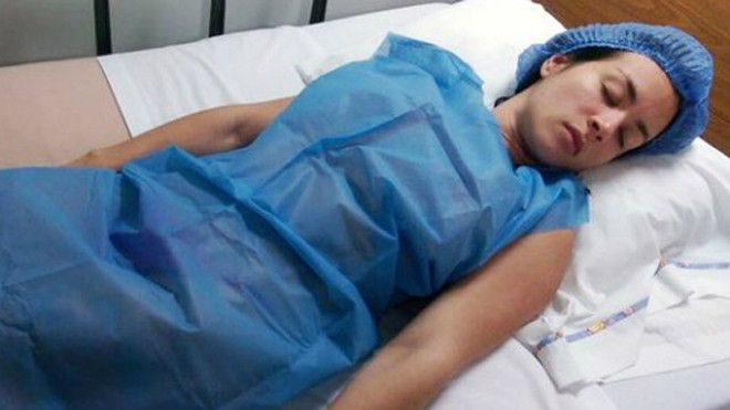 Cựu người mẫu Playboy sau ca phẫu thuật do tai nạn múa cột, được cô đăng trên trang cá nhân. Ảnh: Mirror.