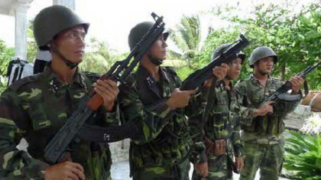 Chiến sĩ ngoài cùng từ trái sáng đang cầm khẩu súng máy RPK. 