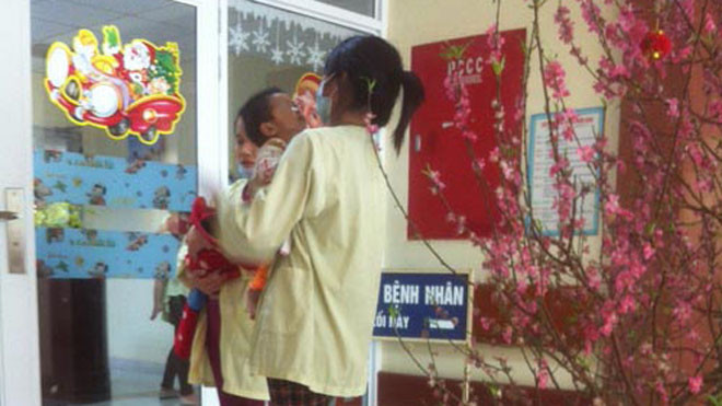 Chị Hoài chăm con bị thủy đậu ở Bệnh viện Nhi Trung ương