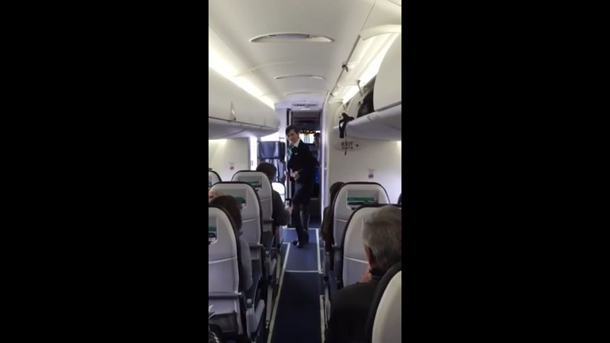 Nữ tiếp viên nhảy, hát trên máy bay 'chọc' hành khách
