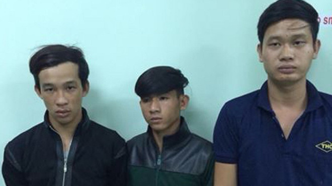 Long, Phê và Cường (từ trái qua phải) tại công an