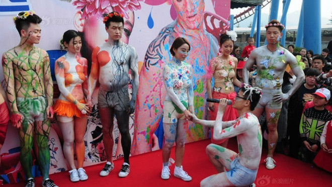 Đám cưới “bán nude” tập thể ở Trung Quốc