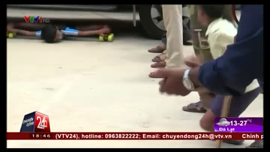 Bé trai 7 tuổi trượt ván điêu luyện dưới gầm xe