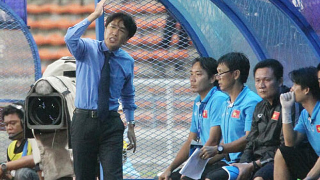 Suốt trận đấu, HLV Miura luôn nhắc nhở các cầu thủ tuân theo đúng ý đồ chiến thuật đề ra. Ảnh: Quốc An