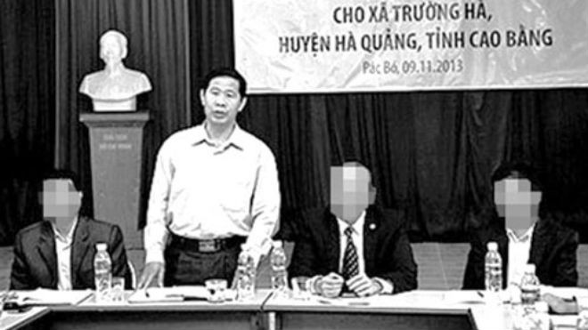 Ông Lãnh Đức Dũng (người đứng)