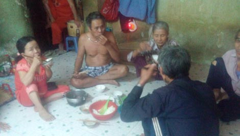 Bữa cơm chiều trong "nhà vé số".