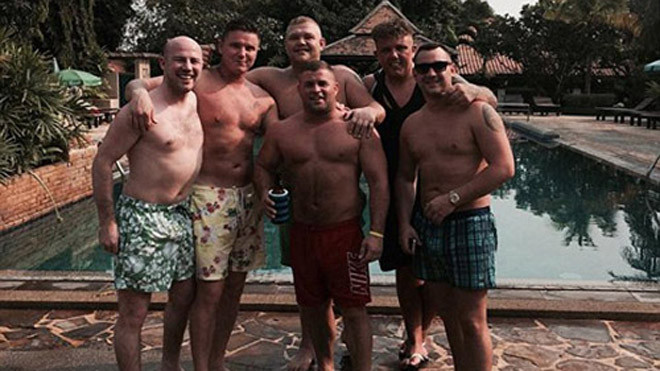 Phillip (ngoài cùng bên trái) cùng Jamie (thứ hai từ trái sang) chụp ảnh cùng những người bạn của họ tại Thái Lan. Ảnh: Telegraph.