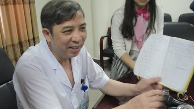 Bác sỹ Quyết cho xem sổ khám bệnh của một bệnh nhân mà ông từ chối mổ nhưng bệnh nhân vẫn viết lại tờ giấy đề nghị ông phẫu thuật. 