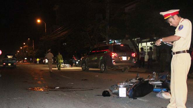 Cảnh sát khám nghiệm hiện trường vụ tai nạn. 
