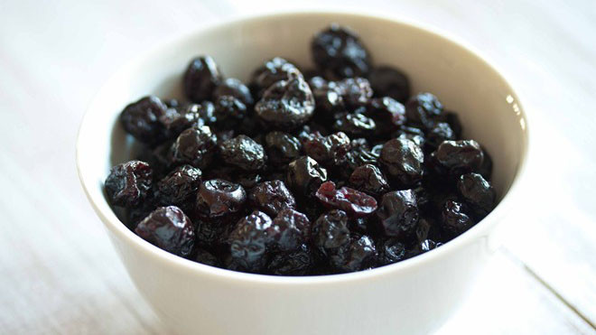  Việt quất sấy khô không chỉ là món ăn vặt ngon miệng mà còn là món quà tặng đắt hàng dịp cuối năm, lễ, Tết. Ảnh: Pixelatedcrumb. 