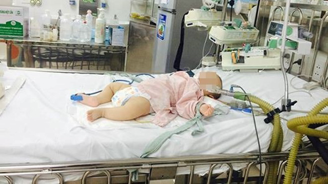 Bé Nam hiện vẫn đang được điều trị tại Khoa Hồi sức cấp cứu 