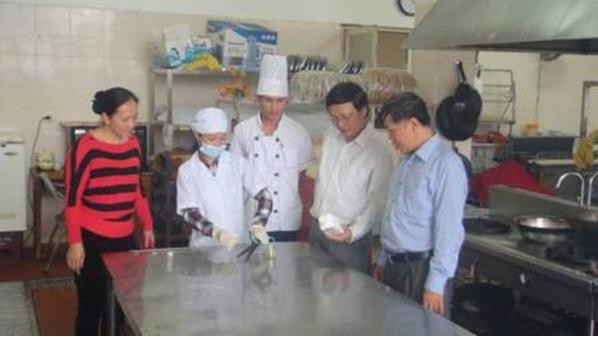 Đoàn công tác đang kiểm tra đột xuất một cơ sở phục vụ ăn uống của Đại hội. Ảnh: Internet