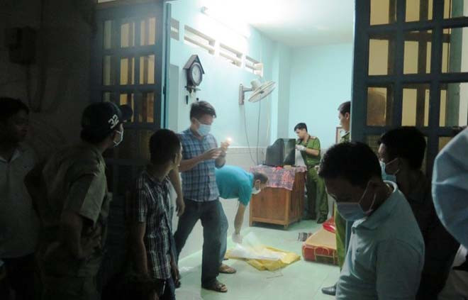 Công an khám phòng trọ nơi Tú giết người yêu. Ảnh: Zing