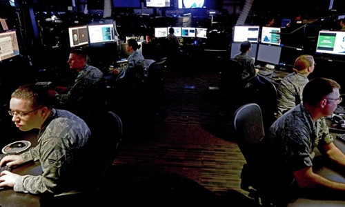 Bên trong nơi làm việc của một Trung tâm Giám sát và Trinh sát Tình báo thuộc Không quân Mỹ. Ảnh: Defense One