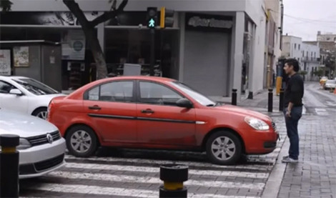 Chặn đầu bắt ôtô lùi đúng vạch