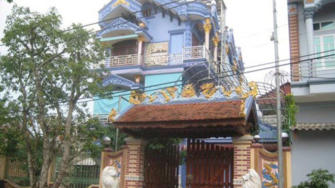 Căn nhà to nhất làng, xanh vàng lòe loẹt với đôi sư tử đá ngoài cửa của Thúy – Duyên.