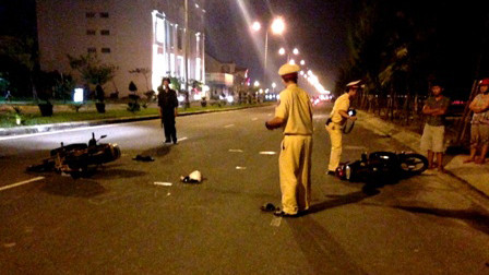 Lực lượng CSGT đang khám nghiệm hiện trường vụ tai nạn 