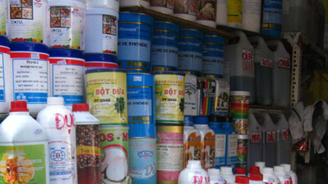 Hóa chất "không tên" được sang chiết đựng trong các can nhựa tại chợ Kim Biên 