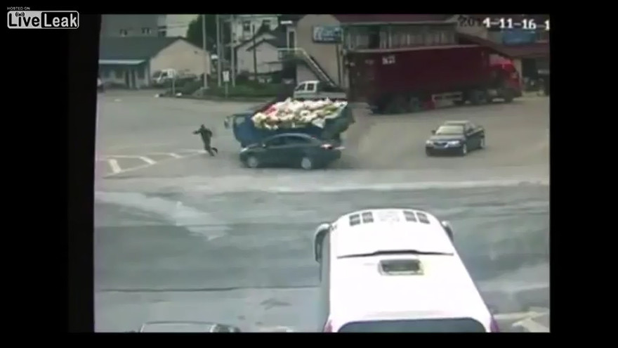 Ô tô đâm nhau kinh hoàng, người đi bộ thoát chết gang tấc