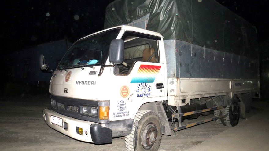 Chiếc xe quá tải bỏ chạy bị bắt giữ đưa về trạm cân