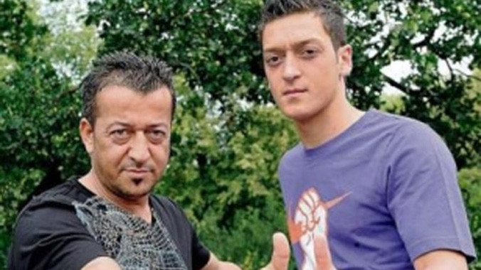 Hai cha con Ozil khi còn sát cánh bên nhau.