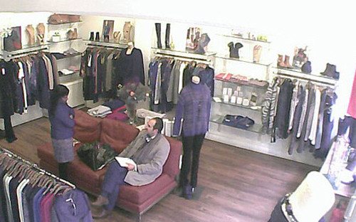 Hình ảnh một cửa hàng thời trang ở Anh bị phát tán trên web.