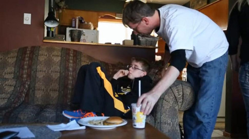 Vì không có cảm giác đói và khát, nên việc ăn uống của Landon phải có sự nhắc nhở từ cha mạ. Ảnh: Des Moines Register