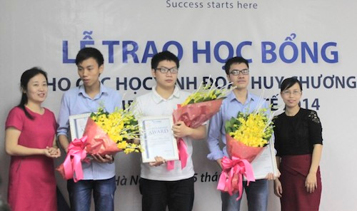 Ba học sinh nhận học bổng. 