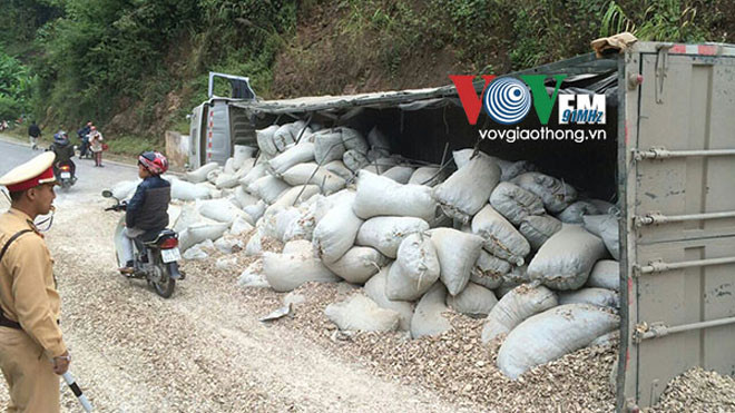 Toàn bộ sắn khô bị đổ ra lòng đường.