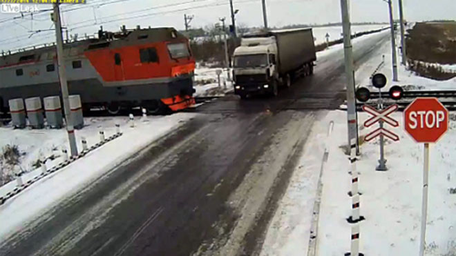 Xe tải vượt đường ray khiến 2 đoàn tàu gặp nạn