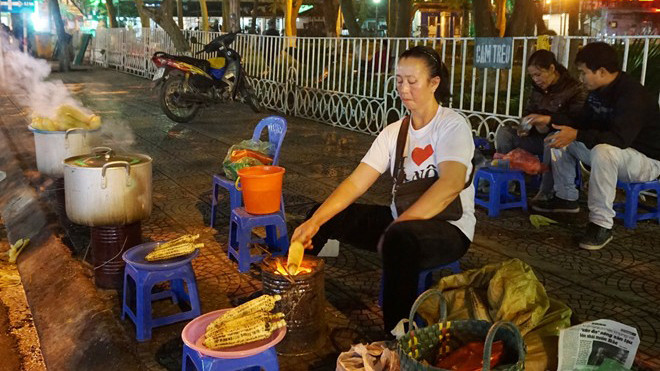 Quán ngô luộc giúp nhiều chủ hàng cải thiện kinh tế, thu nhập ổn định quanh năm. Ảnh: Diệp Sa.