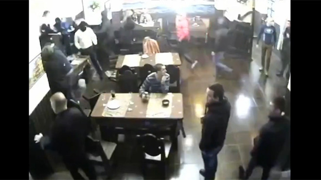 Đánh nhau loạn xạ trong quán, khách vẫn bình thản ăn uống