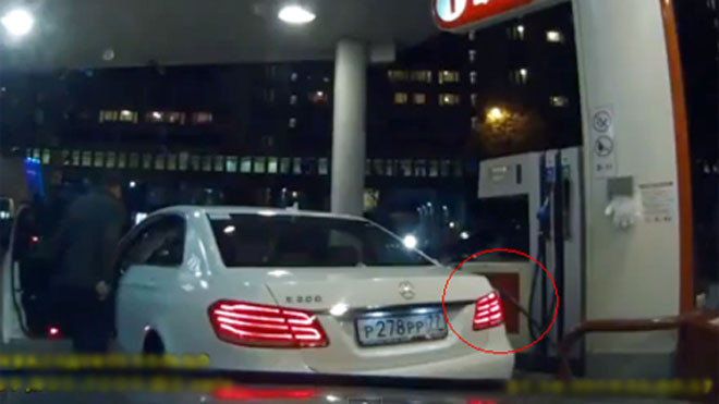 Bất cẩn, tài xế Mercedes lái xe kéo theo vòi bơm xăng