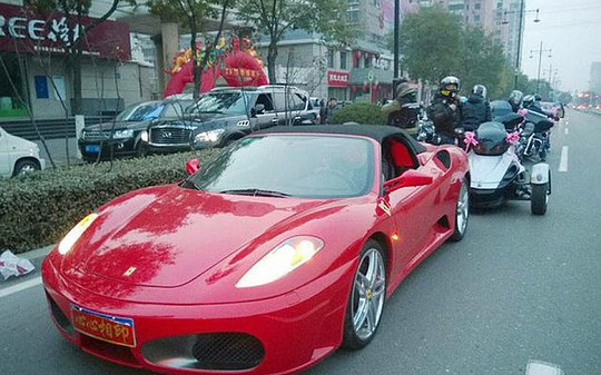 Đoàn xe rước dâu hoành tráng của chú rể họ Lưu. Ảnh: Tân Hoa Xã 