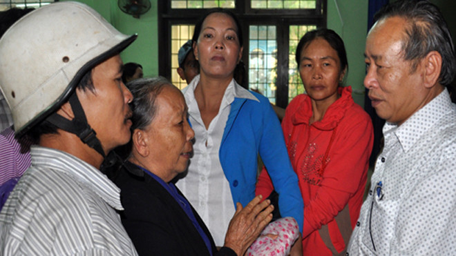 Người dân xã Hành Dũng, huyện Nghĩa Hành bày tỏ bức xúc với quyền Bí thư Tỉnh ủy Quảng Ngãi Nguyễn Minh về việc thu hồi đất tại địa phương. Ảnh: Trí Tín. 