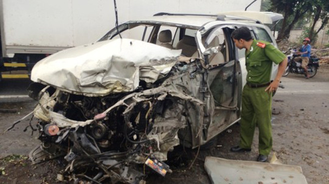 Xe 7 chỗ biến dạng hoàn toàn phần đầu