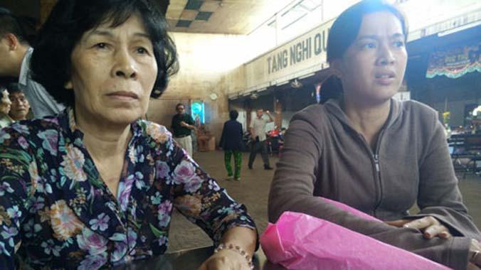 Mẹ và chị gái anh Triều tại nhà tang lễ An Bình - Ảnh: Công Nguyên 