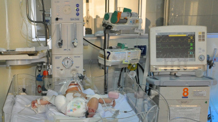 Cháu bé dù mất một phần thân thể nhưng đã qua cơn nguy kịch. (Ảnh: Vân Sơn) 