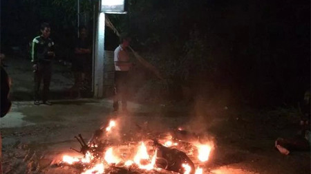 Chiếc xe máy bất ngờ phát nổ rồi cháy rụi. 