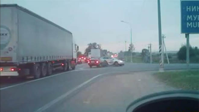 Vượt phải, xe Accent tông lật Focus lật ngửa