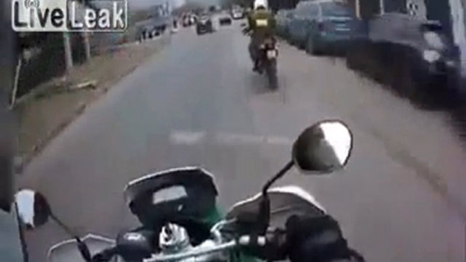 Tháo chạy cảnh sát, 'xe điên' đâm thẳng vào nhà