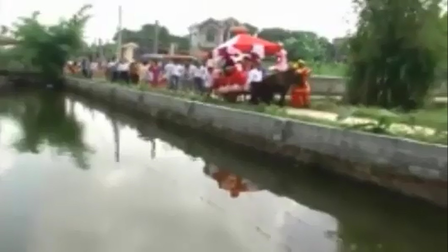 Chú rể đến đón cô dâu bằng xe ngựa độc đáo