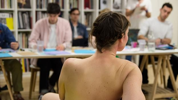 Họa sĩ Tanis Taylor trải nghiệm làm người mẫu nude. Ảnh: BBC